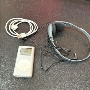 Apple Silver iPod mini 1st gen with White USB Cable and Black Headphones